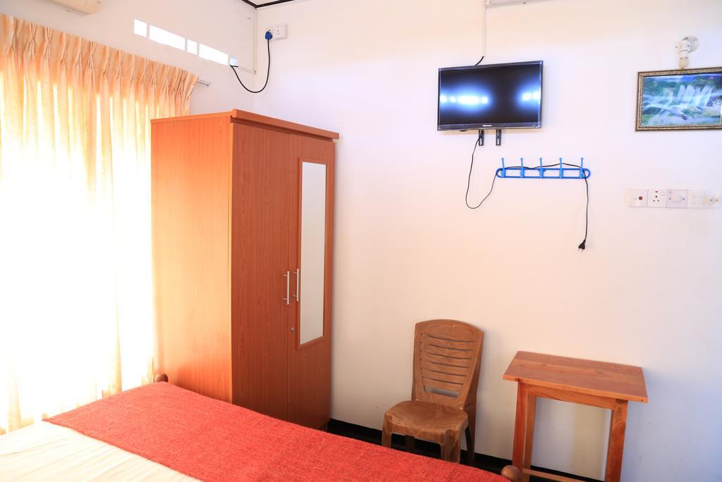 Yaarl Holiday Inn 贾夫纳 外观 照片